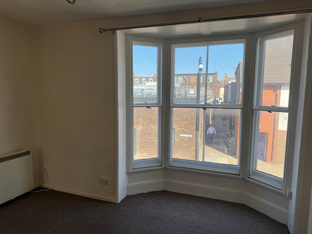 Lot: 128 - TWO-BEDROOM TOWN CENTRE FLAT FOR INVESTMENT OR OCCUPATION - Reverse View of the Living Room
